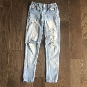 Ripped jeans size 00 in good condition.